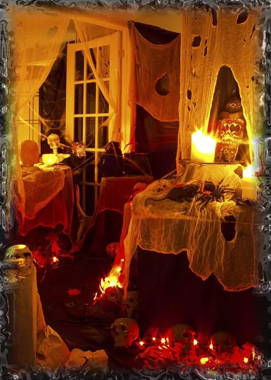 Foto de casa decorada para o Halloween.