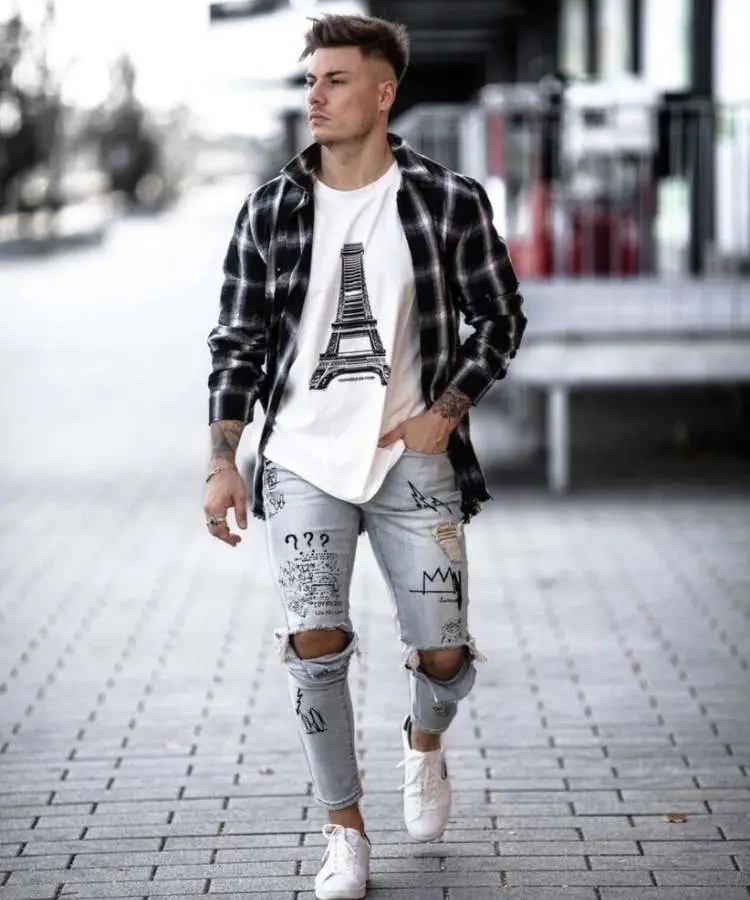 modelo com Uma combinação de camisa xadrez de padronagem preta com camiseta branca estampada. Foto de modelo com Uma combinação de camisa xadrez de padronagem preta com camiseta branca estampada - Moda masculina de São João.