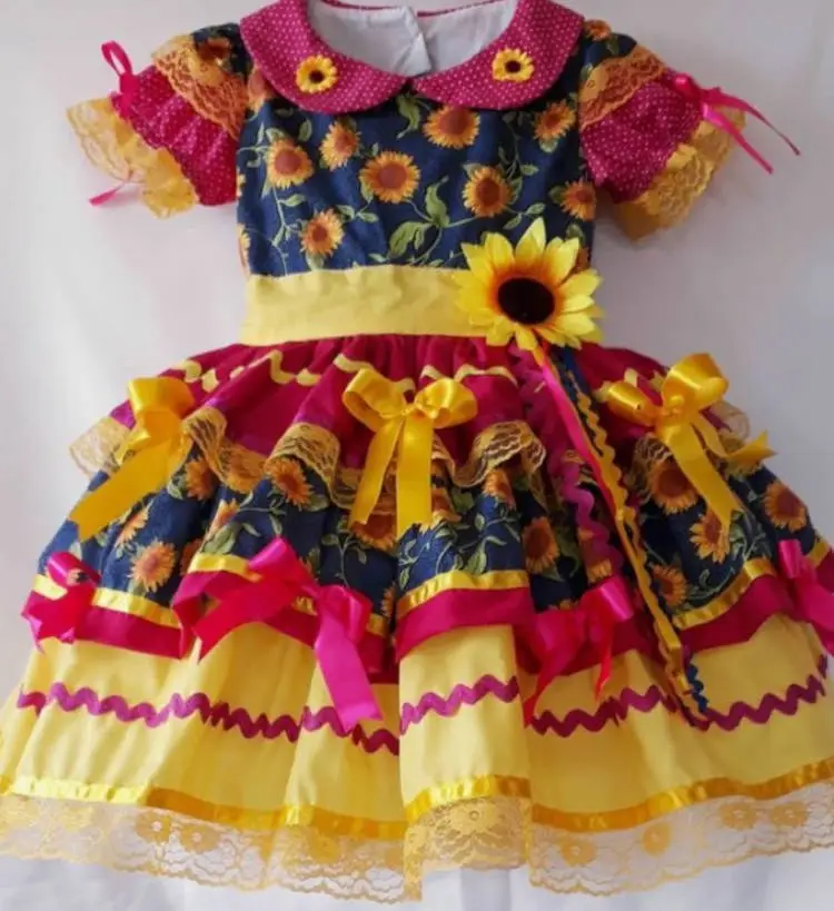 Vestido de caipira com estampa girassol