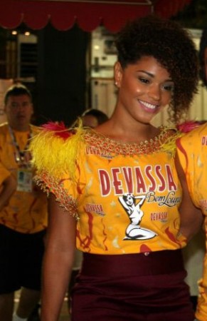 abada2011 03 09 144135 291x450 Os melhores looks e abadás nos camarotes do carnaval 2011 fotos