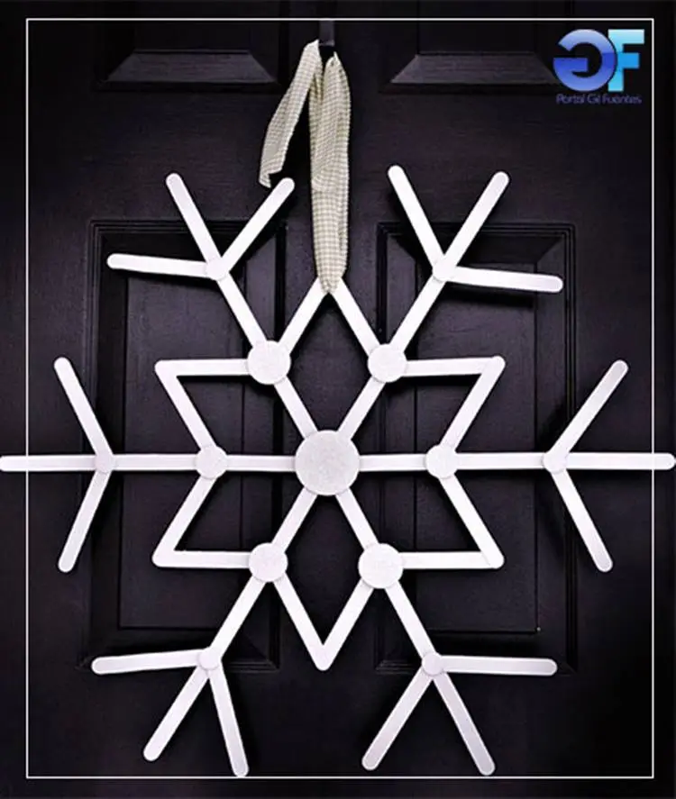 Foto de floco de neve na porta feito com palito de picolé