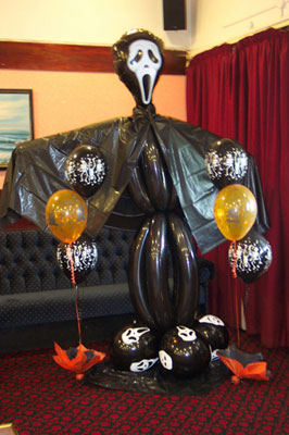 Foto de boneco de Halloween com balões.