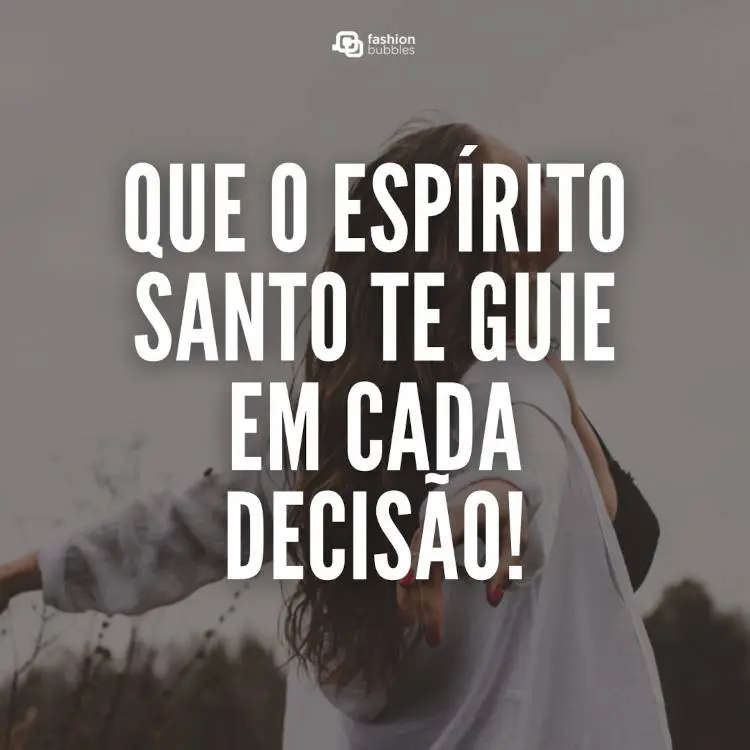 Foto de mulher de pele clara de braços abertos em campo e frase: Que o Espírito Santo te guie em cada decisão!