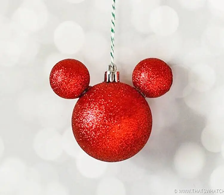 Foto de bolas de Natal coladas formando o Mickey