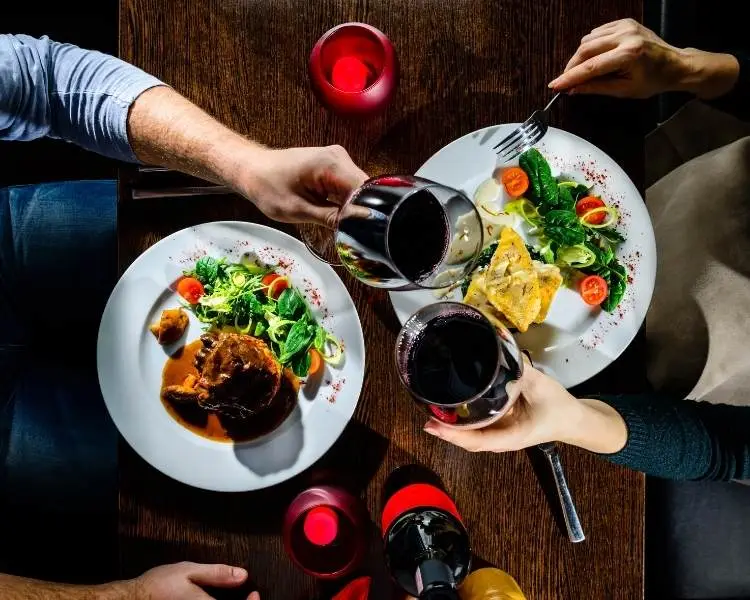 Foto casal jantando - receitas para Dia dos Namorados.