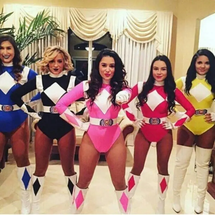 Mulheres fantasiadas de Power Rangers em body