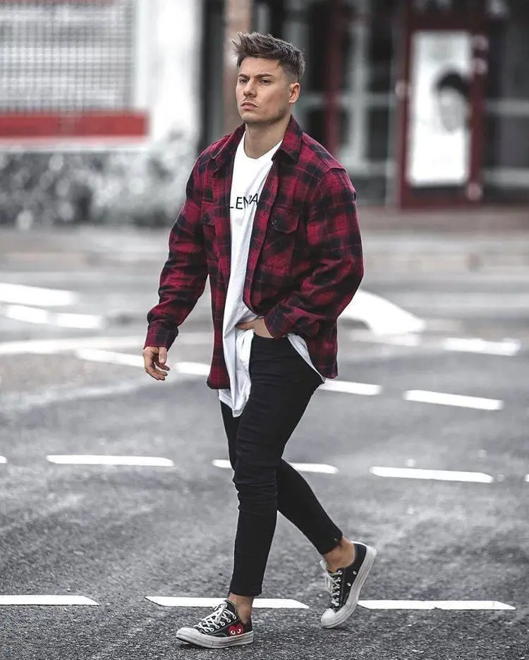 Blusa xadrez masculina, homem andando na rua