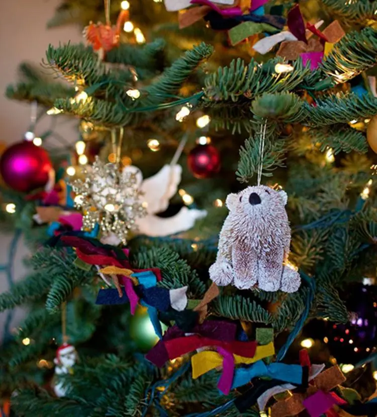 Foto de árvore de Natal com enfeites, como bolas coloridas, flocos de neve e urso
