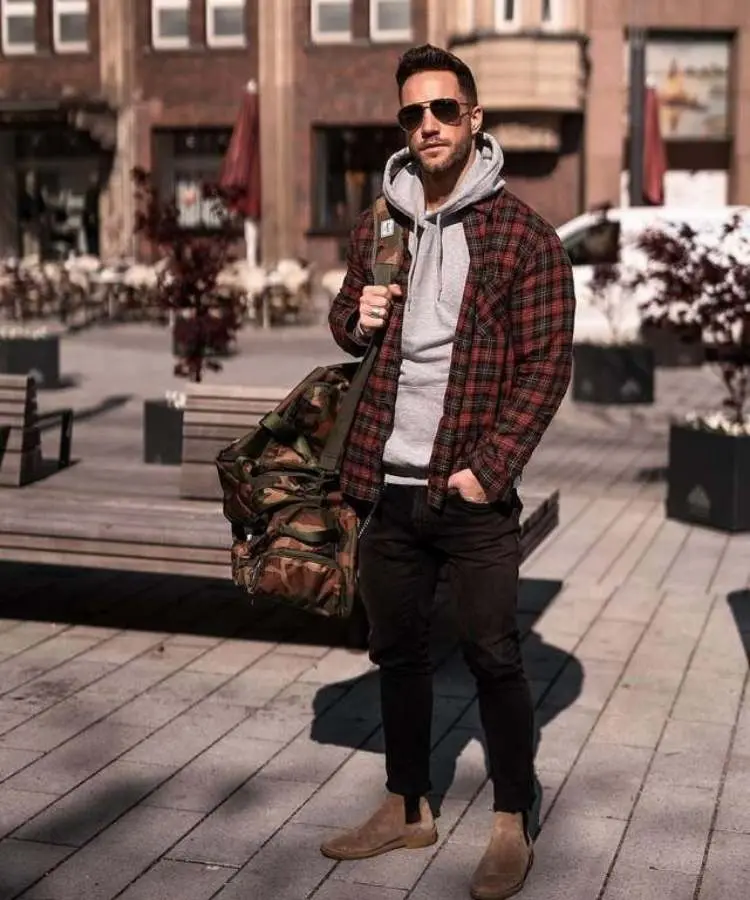 modelo com Camisa xadrez vermelha + blusa de moletom + calça preta justa Foto de modelo com Camisa xadrez vermelha + blusa de moletom + calça preta justa - Moda masculina de São João.