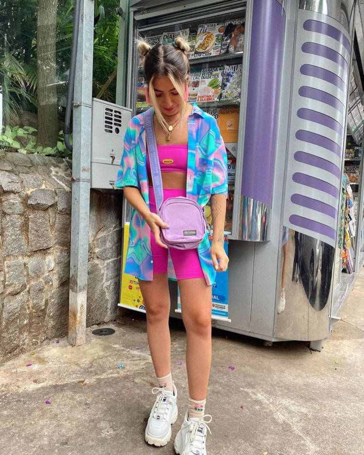 Nanaths usando top e shorts biker rosas, kimono azul e shoulder bag lilás