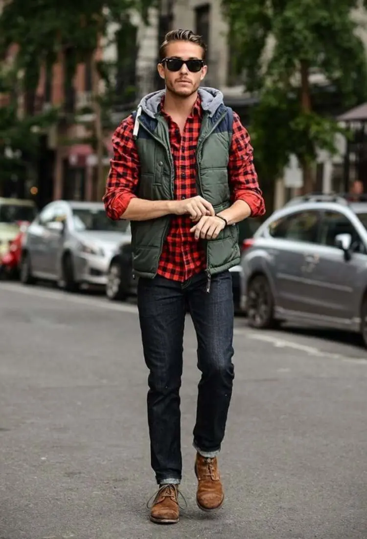 modelo com Combinação de calça xadrez e colete.. Foto de modelo com Combinação de calça xadrez e colete - Moda masculina de São João.