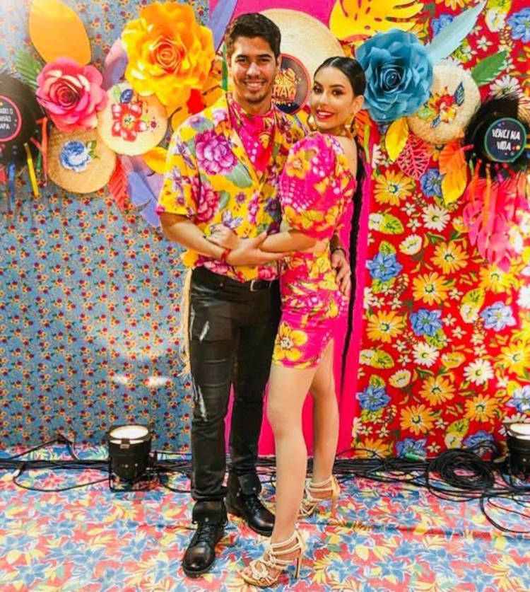 Look de festa junina para casal, ele com estampa na camiseta do mesmo vestido dela