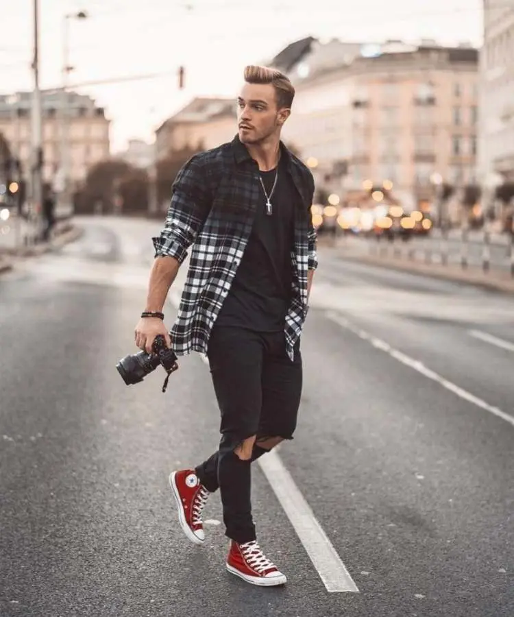 modelo com Look junino com all star vermelho. Foto de modelo com Look junino com all star vermelho - Moda masculina de São João.