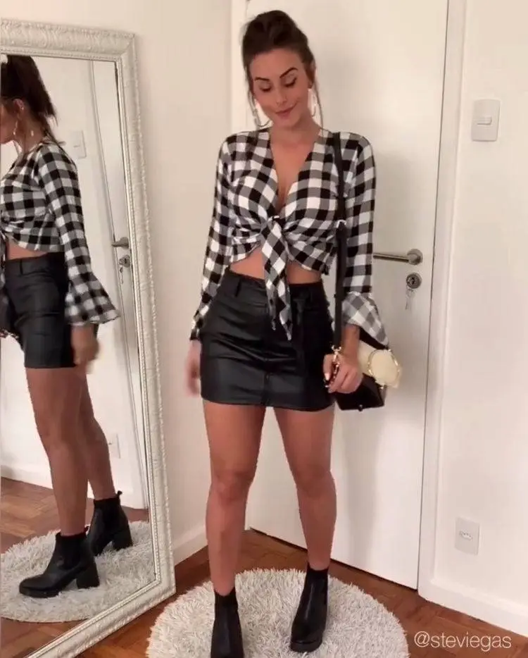 Look festa junina com camisa xadrez e saia de couro