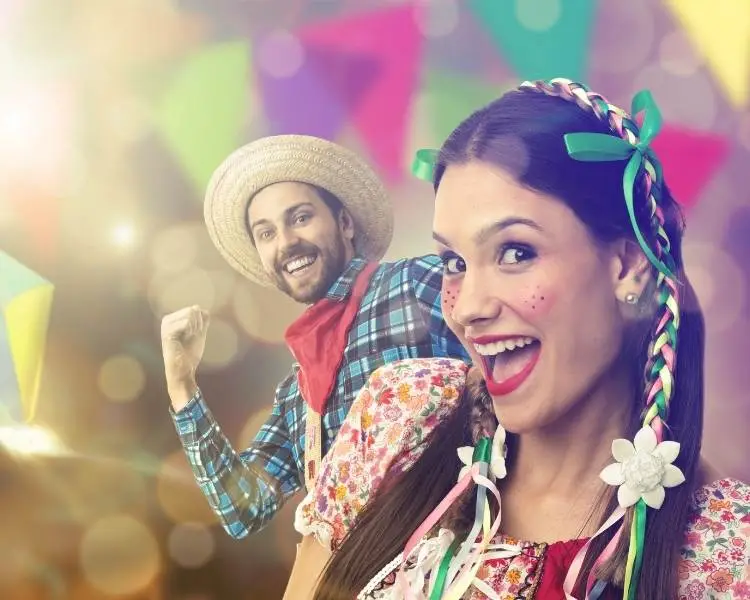 Foto de homem e mulher vestido traje típico de festa junina.