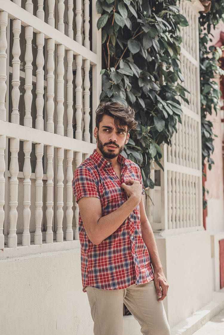 Homem de Blusa xadrez 