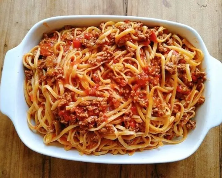 Foto de prato macarrão à bolonhesa.