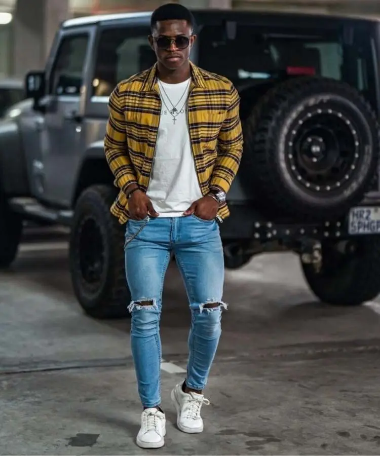 modelo com Camisa xadrez amarela + calça jeans destroyed. Foto de modelo com Camisa xadrez amarela + calça jeans destroyed - Moda masculina de São João.