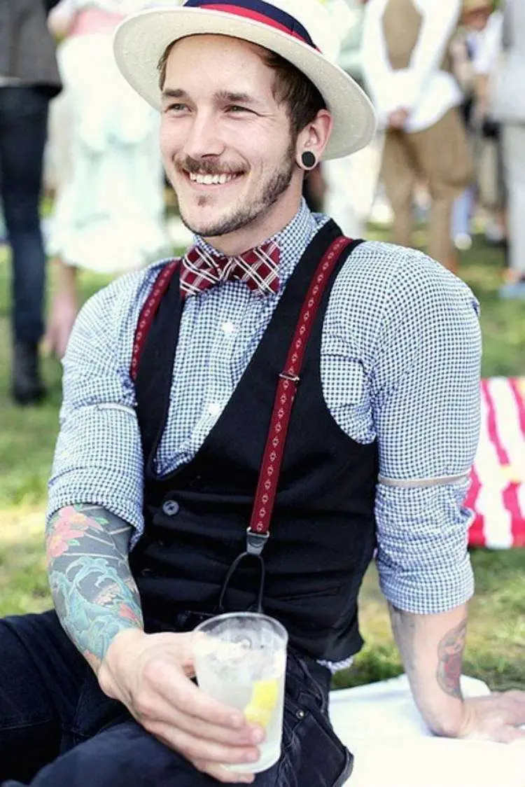 Homens com roupa de festa junina moderna
