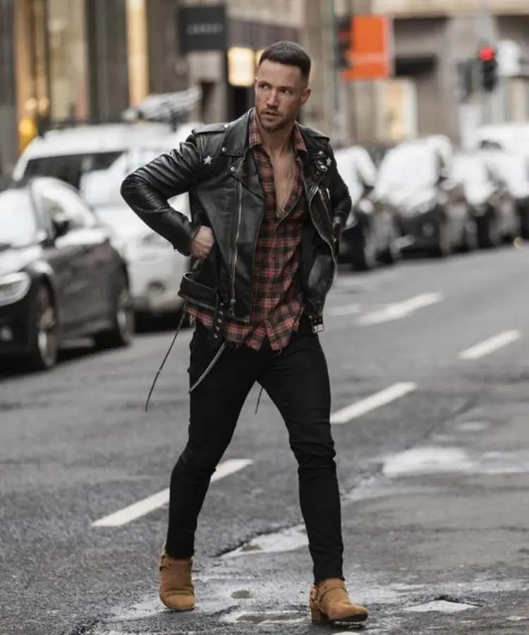 modelo com Camisa xadrez + jaqueta de couro + calça jeans + bota cano curto. Foto de modelo com Camisa xadrez + jaqueta de couro + calça jeans + bota cano curto - Moda masculina de São João.