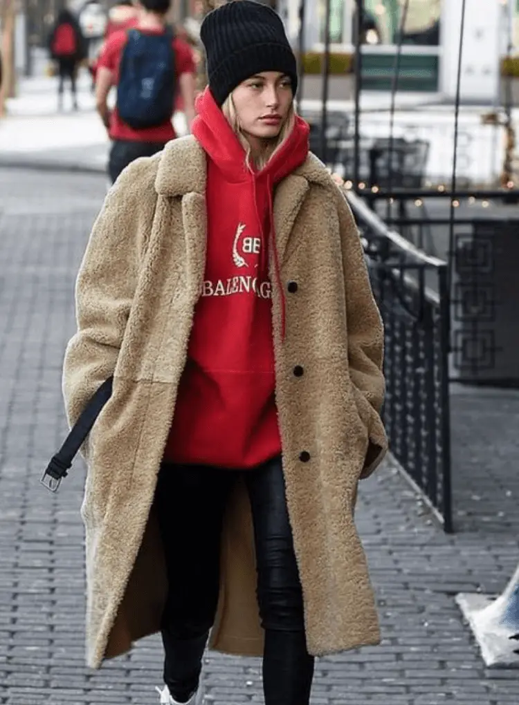 Hailey Bieber usa roupas confortáveis ao sair de casa