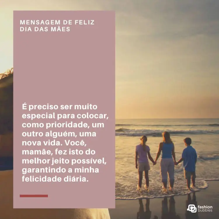 Foto de mulher de pele clara na praia de mãos dadas com 2 crianças e quadro lilás com frase "É preciso ser muito especial para colocar, como prioridade, um outro alguém, uma nova vida. Você, mamãe, fez isto do melhor jeito possível, garantindo a minha felicidade diária."