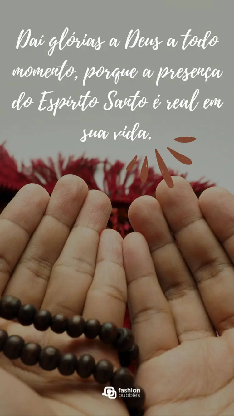 Mãos com terço em oração e frase: Daí glórias a Deus a todo momento, porque a presença do Espírito Santo é real em sua vida.