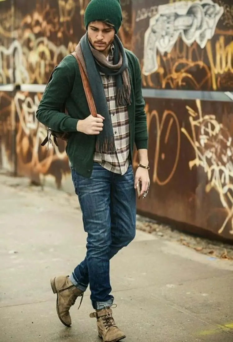 modelo com Camisa mais alinhada ao corpo + casaco + cachecol + touca: ideal para os dias frios. Foto de modelo com Camisa mais alinhada ao corpo + casaco + cachecol + touca: ideal para os dias frios - Moda masculina de São João.