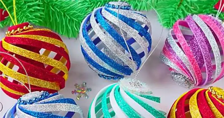 Bolas natalinas colorias feitas de eva com glitter