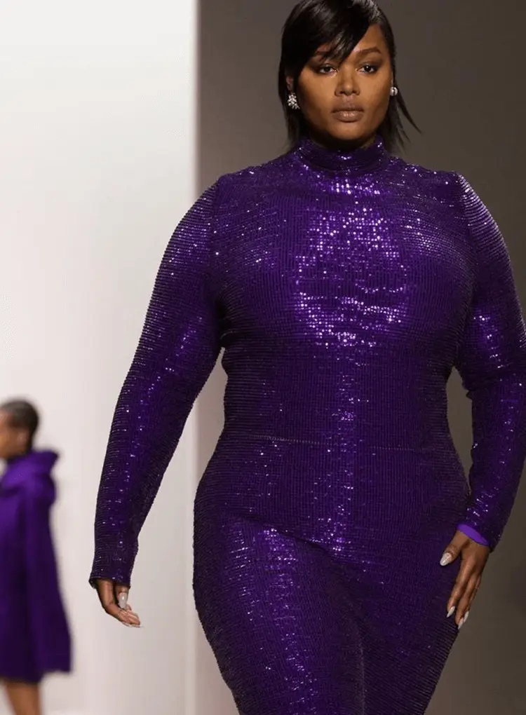 Modelo usando vestido roxo muito brilhante