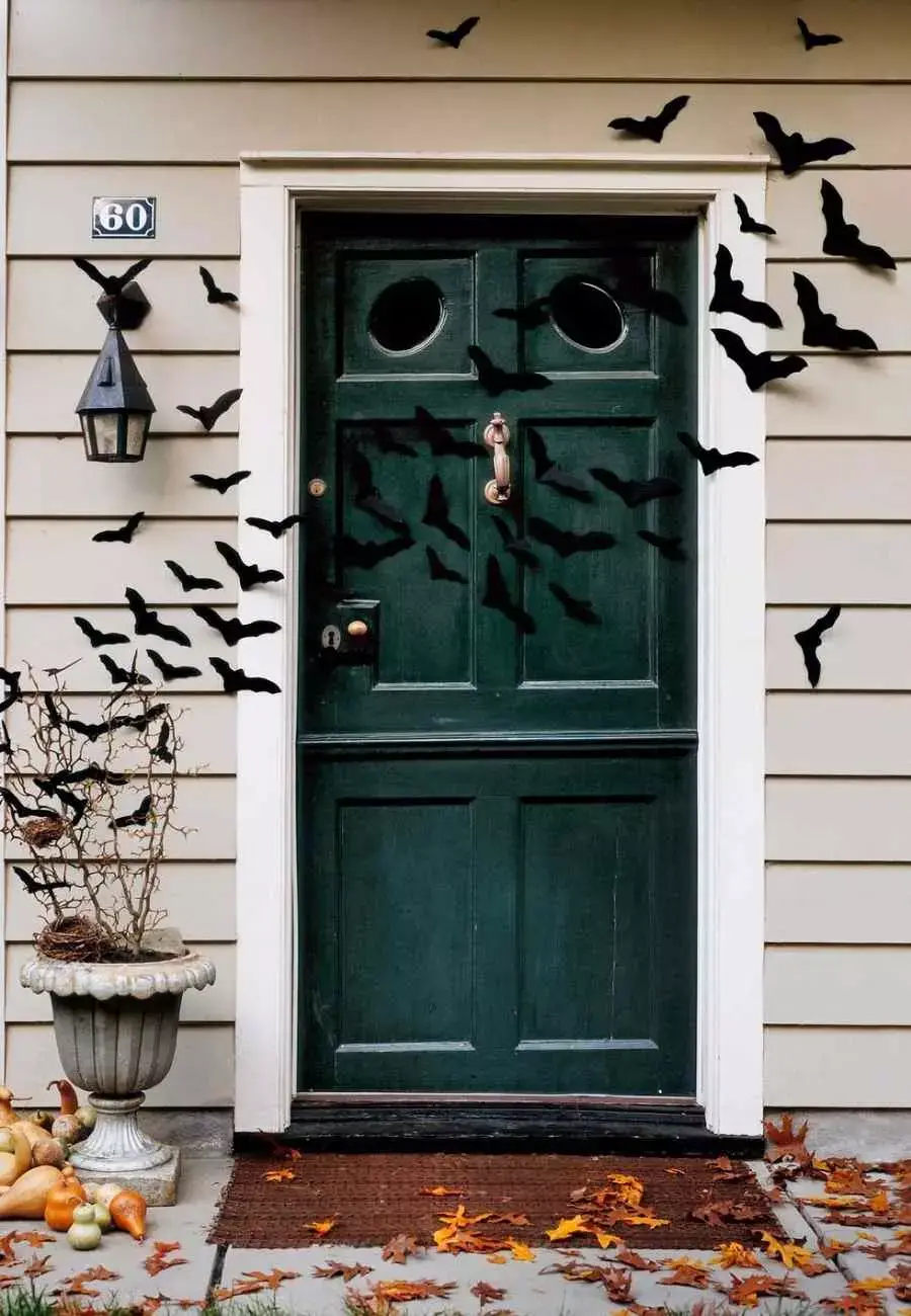 Porta de Halloween com morcegos colados de papel.
