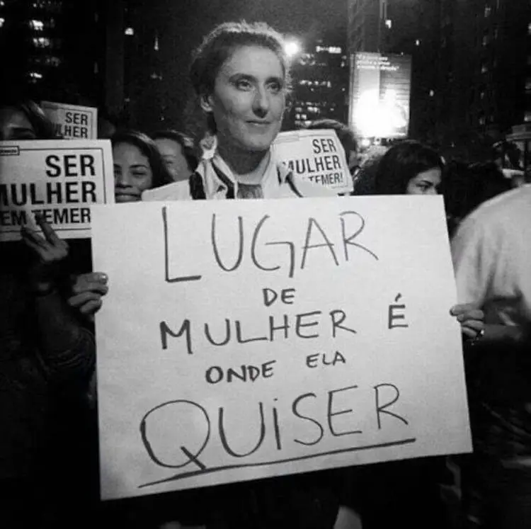Paola Carosella em manifestação segurando cartaz dizendo "lugar de mulher é onde ela quiser" 