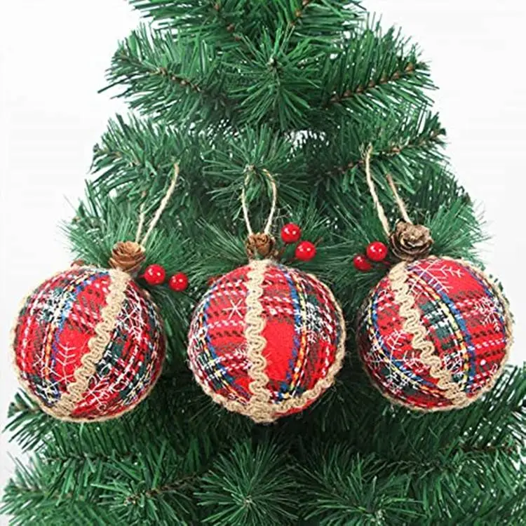 Foto de bolas de árvore com bolas de natal personalizadas