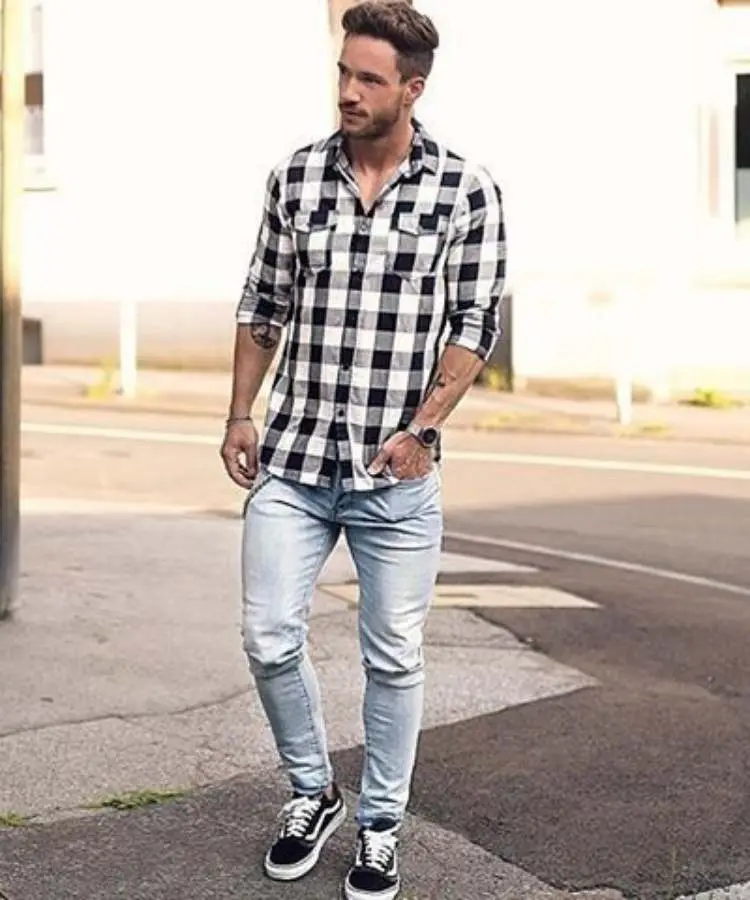 modelo com Camisa xadrez + calça jeans. Foto de modelo com Camisa xadrez + calça jeans - Moda masculina de São João.