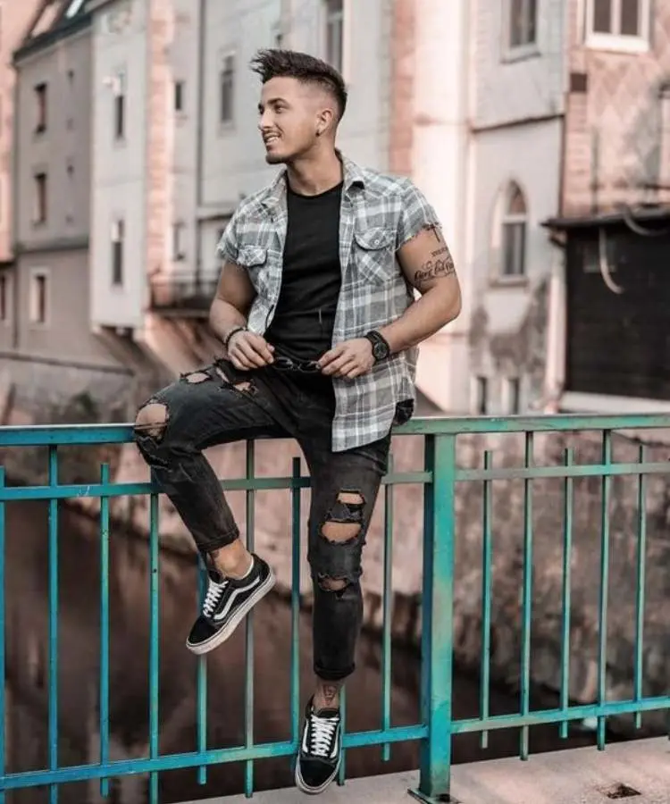 modelo com Camisa xadrez destroyed sem mangas + calça destroyed + vans. Foto de modelo com Camisa xadrez destroyed sem mangas + calça destroyed + vans - Moda masculina de São João.