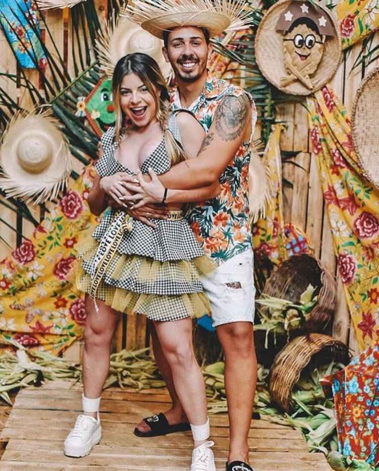 Vestido caipira de Gkay e look de Carlinhos Maia