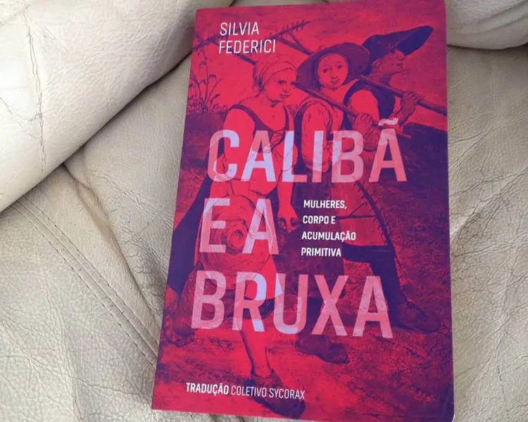 livro Calibã e a Bruxa", da Silvia Federici, em estofado. Foto do livro Calibã e a Bruxa", da Silvia Federici.