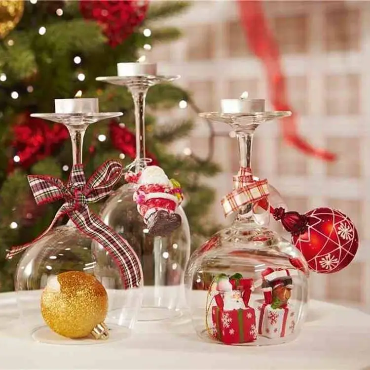 Foto de centro de mesa feito com taças decoradas natalinas
