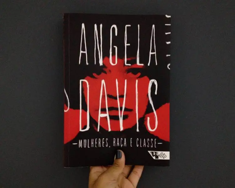 livro Mulheres, Raça e Classe segurado por mão. Foto do livro Mulheres, Raça e Classe.