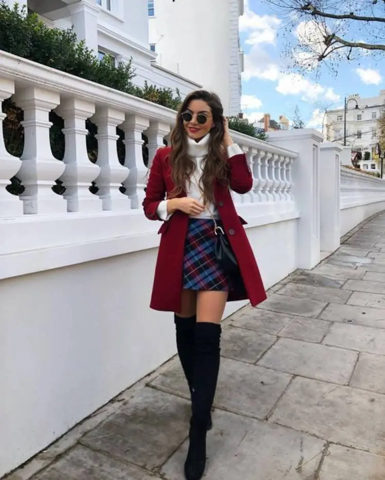 Look de festas juninas de frio, mulher com casaco, saia xadrez e bota longa