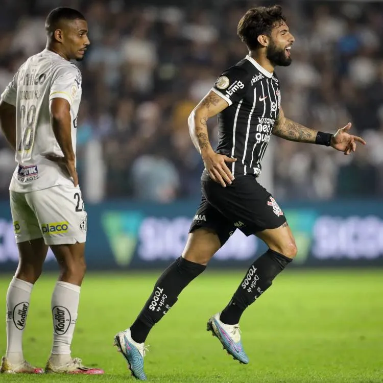 Yuri Alberto, atacante corintiano, comemorando em frente ao jogador santista Joaquim. 