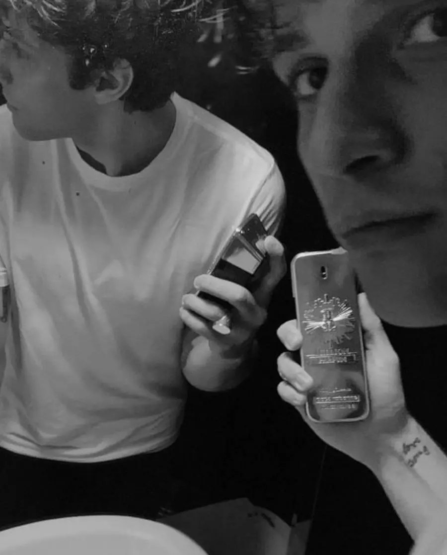 Foto de Chay Suede que mostra sua tatuagem de "love song"