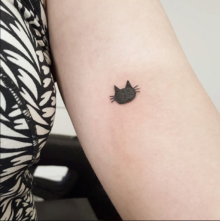 tatuagem feminina no braço/ gatos