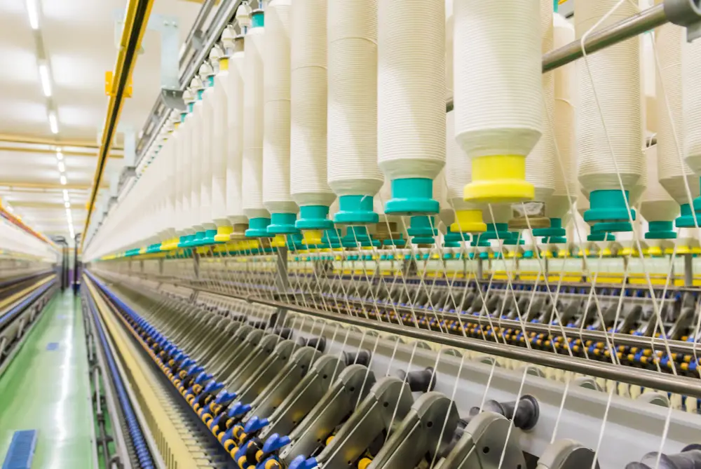 Máquinas de fiação em uma fábrica de algodão. Máquinas de fiação em uma fábrica de algodão.