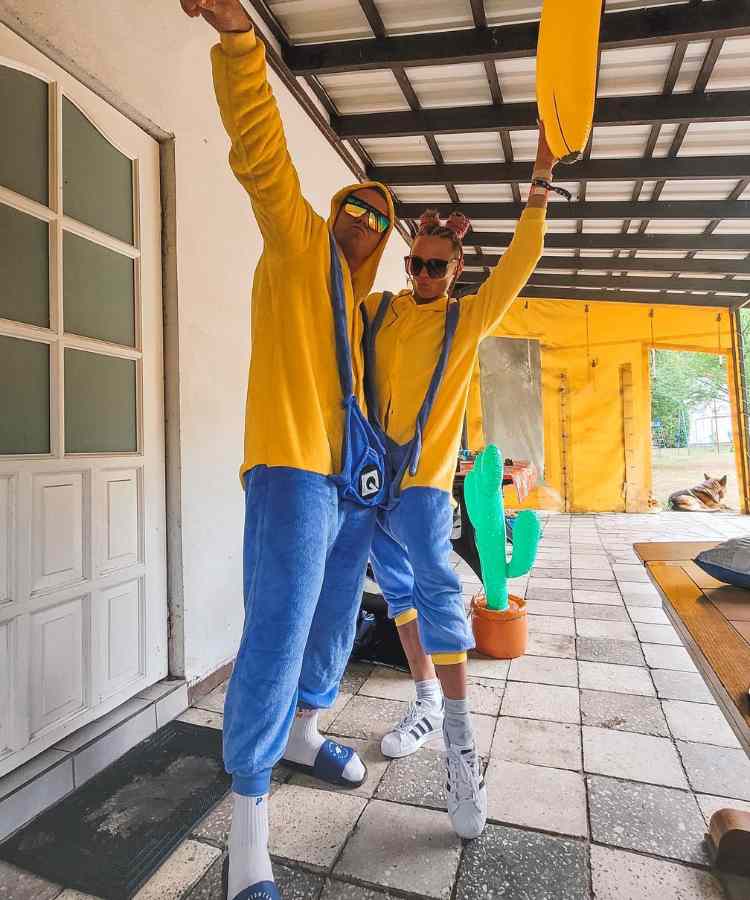Fantasia de casal para o Halloween: Minions. Ambos usam blusa de moletom amarela e calça jeans 