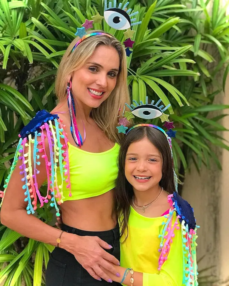 Mãe e filha com ombreira combinando.