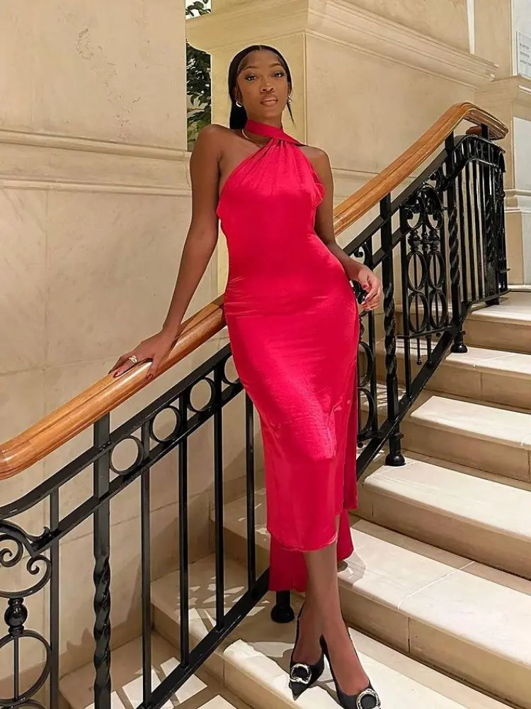 foto de mulher usando vestido mídi de veludo vermelho com sapato preto