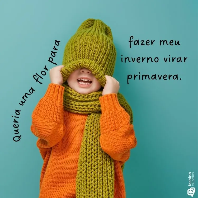 Criança sorridente veste gorro e cachecol verde, com suéter laranja vibrante, ajustando o gorro sobre os olhos. Ao fundo azul, texto estilizado: "Queria uma flor para fazer meu inverno virar primavera." Atmosfera alegre e colorida.

