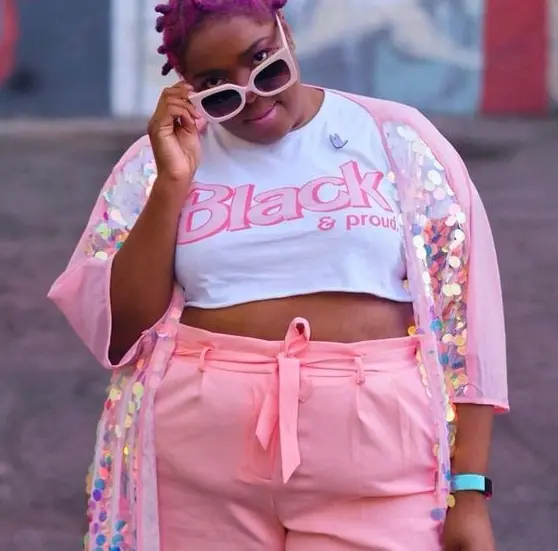 T-shirt com estampa da logo da Barbie