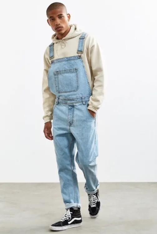 Jardineira jeans, moletom e tênis